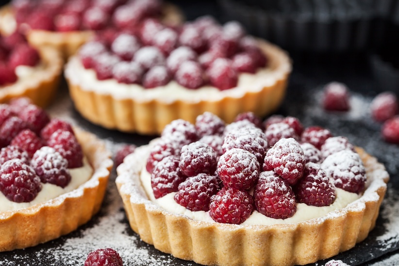 Himbeertörtchen mit Cremefüllung und Staubzucker