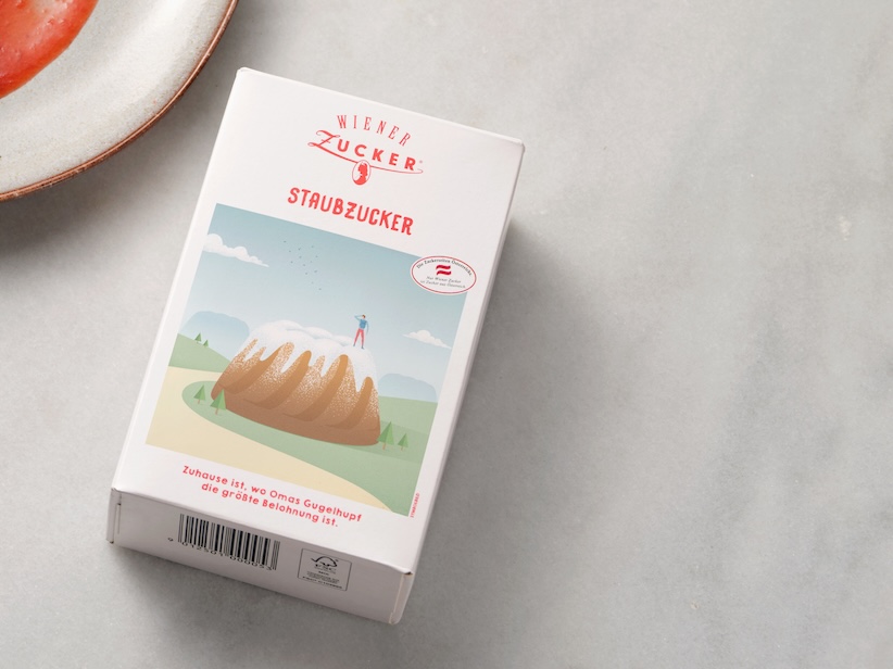 Packung Wiener Zucker Staubzucker mit Gugelhupf-Illustration auf Marmor