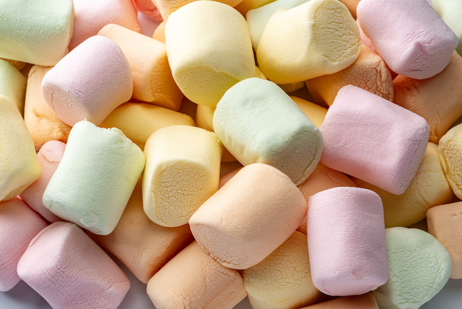 Pastellfarbene Marshmallows in Rosa, Gelb, Grün und Orange in Nahaufnahme