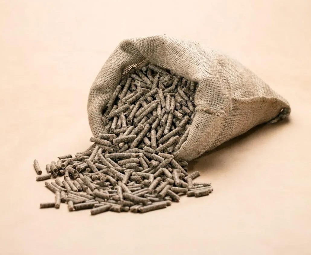 Rübenschnitzelpellets, die aus einem Jutesack herausfallen
