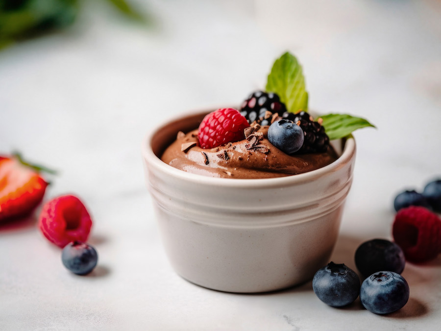 Becher Schokomousse mit Himbeeren, Brombeeren, Heidelbeeren und Minze