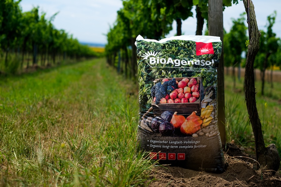 Sack BioAgenasol organischer Langzeitdünger in einem grünen Weingarten [no AI]