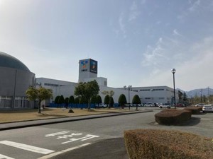 AGRANA Fruit plant in Japan with white production buildings and mountains in the background [no AI]