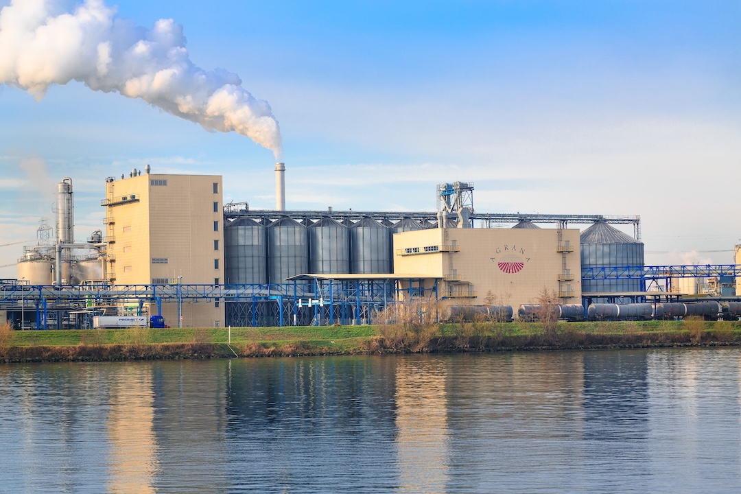 AGRANA Werk in Pischelsdorf, Österreich, an der Donau mit Silos, Tanks und aufsteigendem Dampf [no AI]