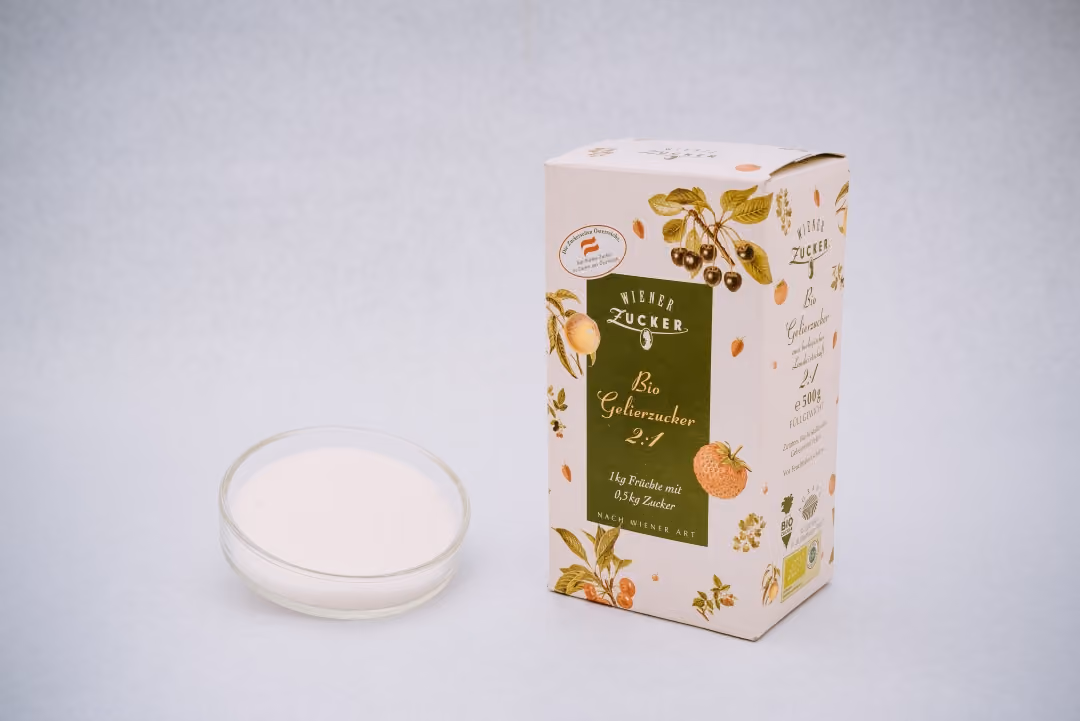 Packung Wiener Zucker Bio Gelierzucker 2:1 neben einer Glasschale mit weißem Zucker