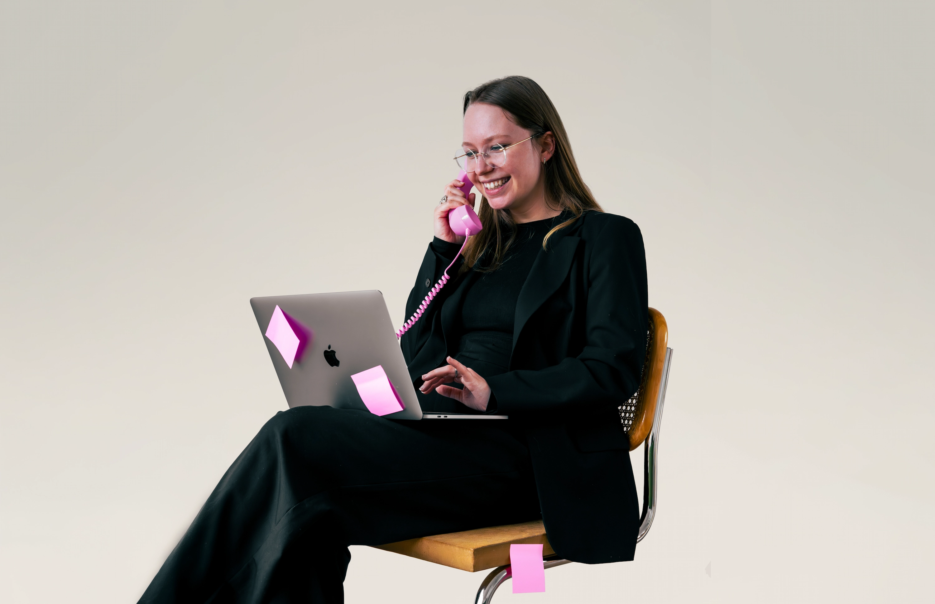 Portretfoto van Thabea Decoene, freelance grafisch ontwerper en webdesigner in Kortrijk