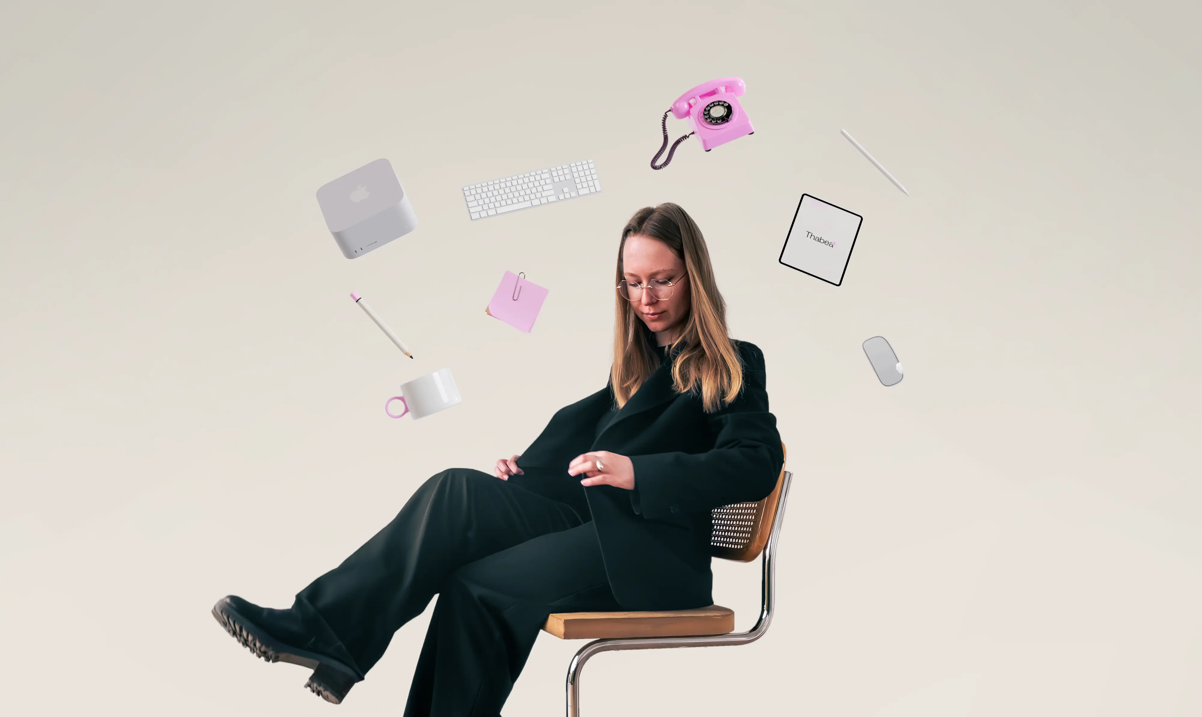 Portretfoto van Thabea Decoene, freelance grafisch ontwerper en webdesigner in Kortrijk