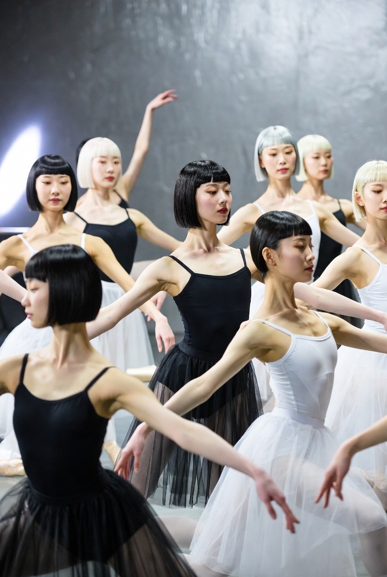 image of dance instructor teaching a class