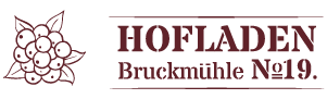 Logo von Hofladen Bruckmühle Nummer 19 mit stilisiertem Erdbeerstrauch.