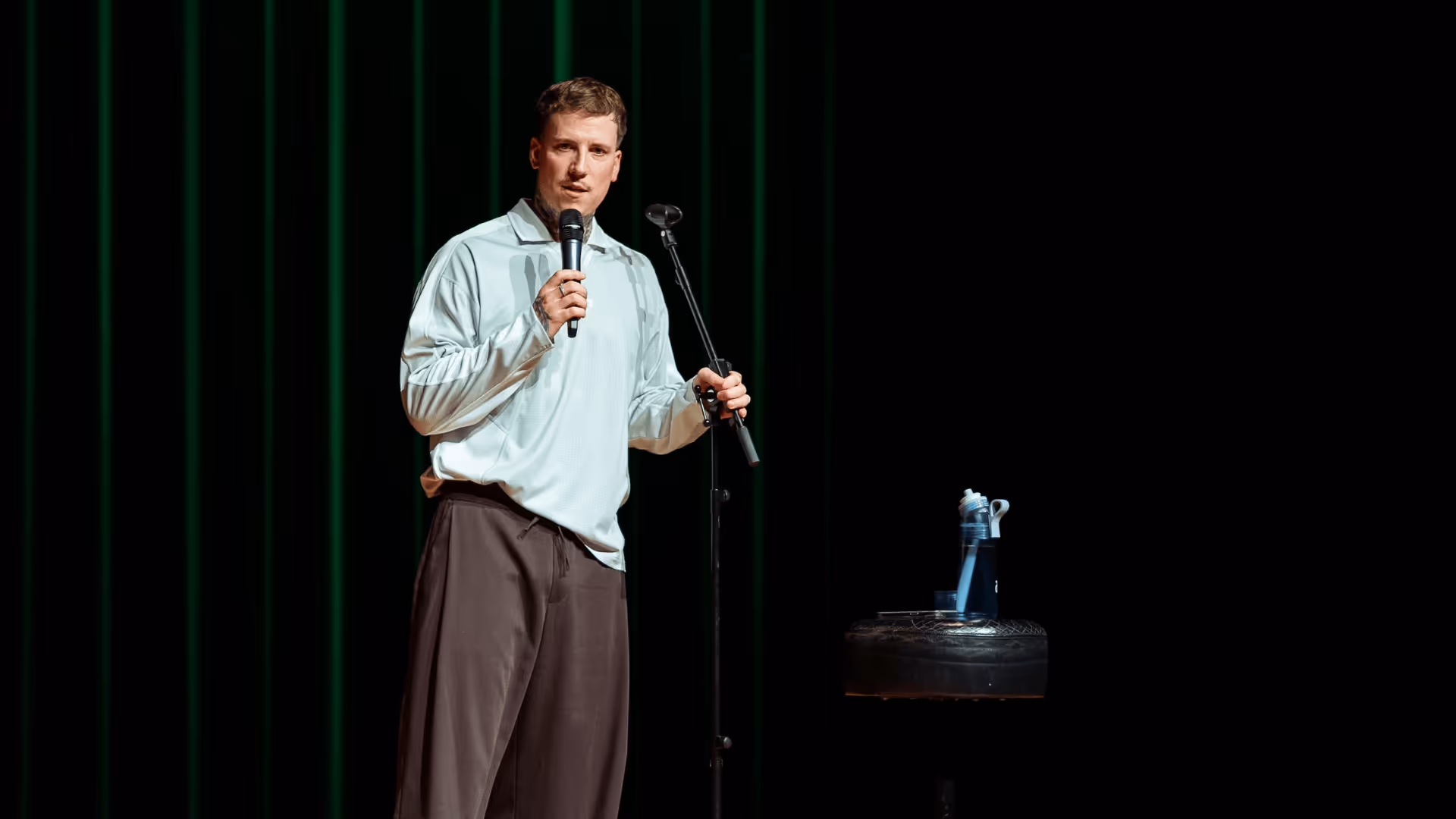 comedian Fabio Landert on stage with air up bottle