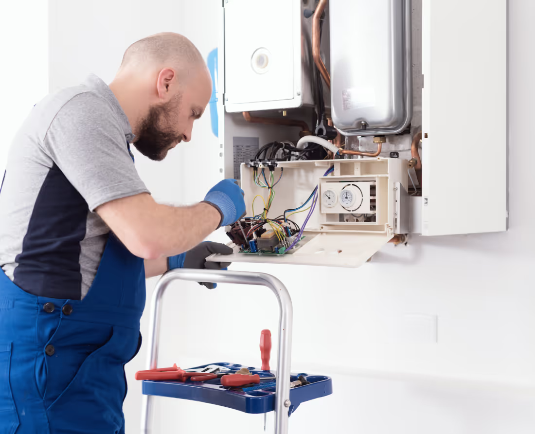 Ein Servicetechniker führt Montagearbeiten an der Wärmepumpe durch.