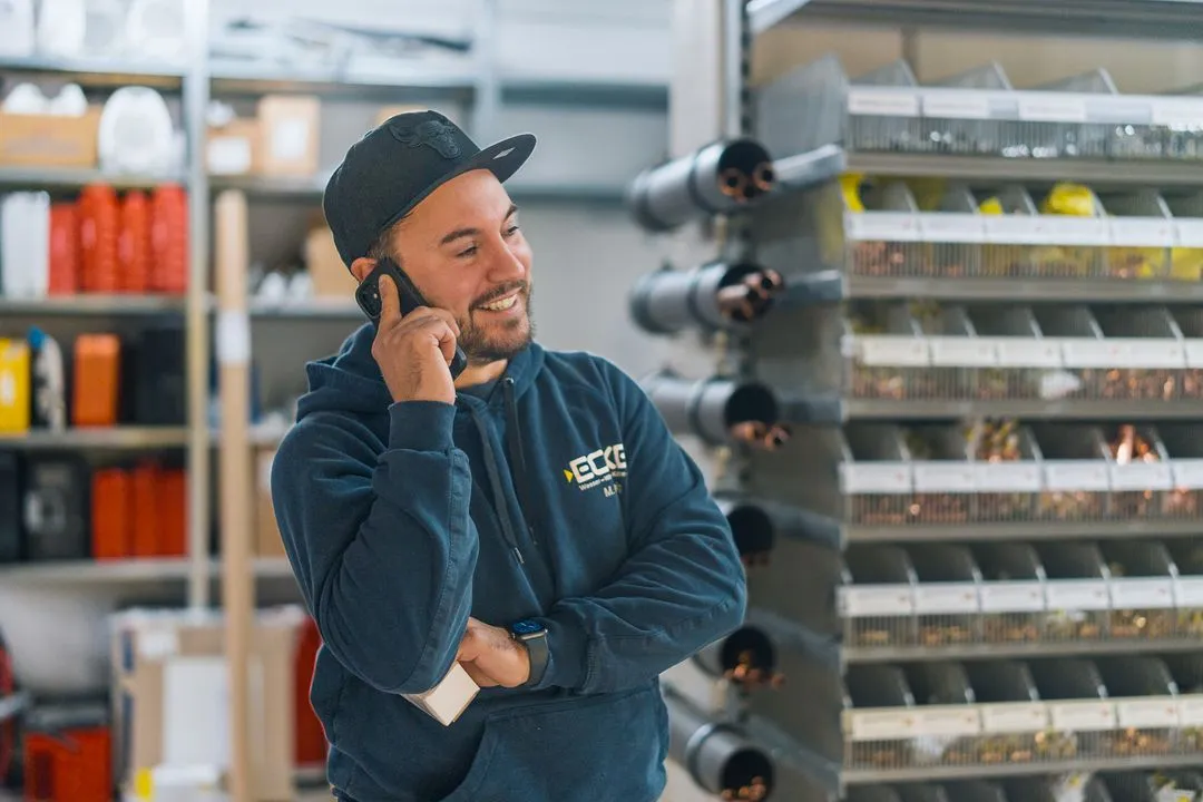 Eckel Mitarbeiter nimmt Notdienst via Telefon entgegen.