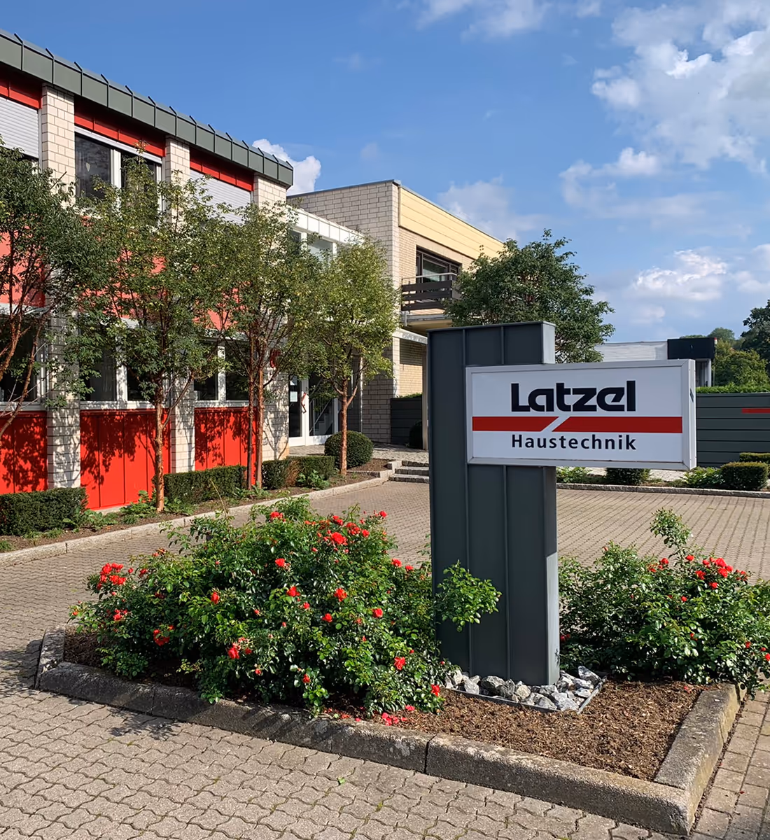 Außenansicht Teil des Firmengebäudes von Latzel Haustechnik