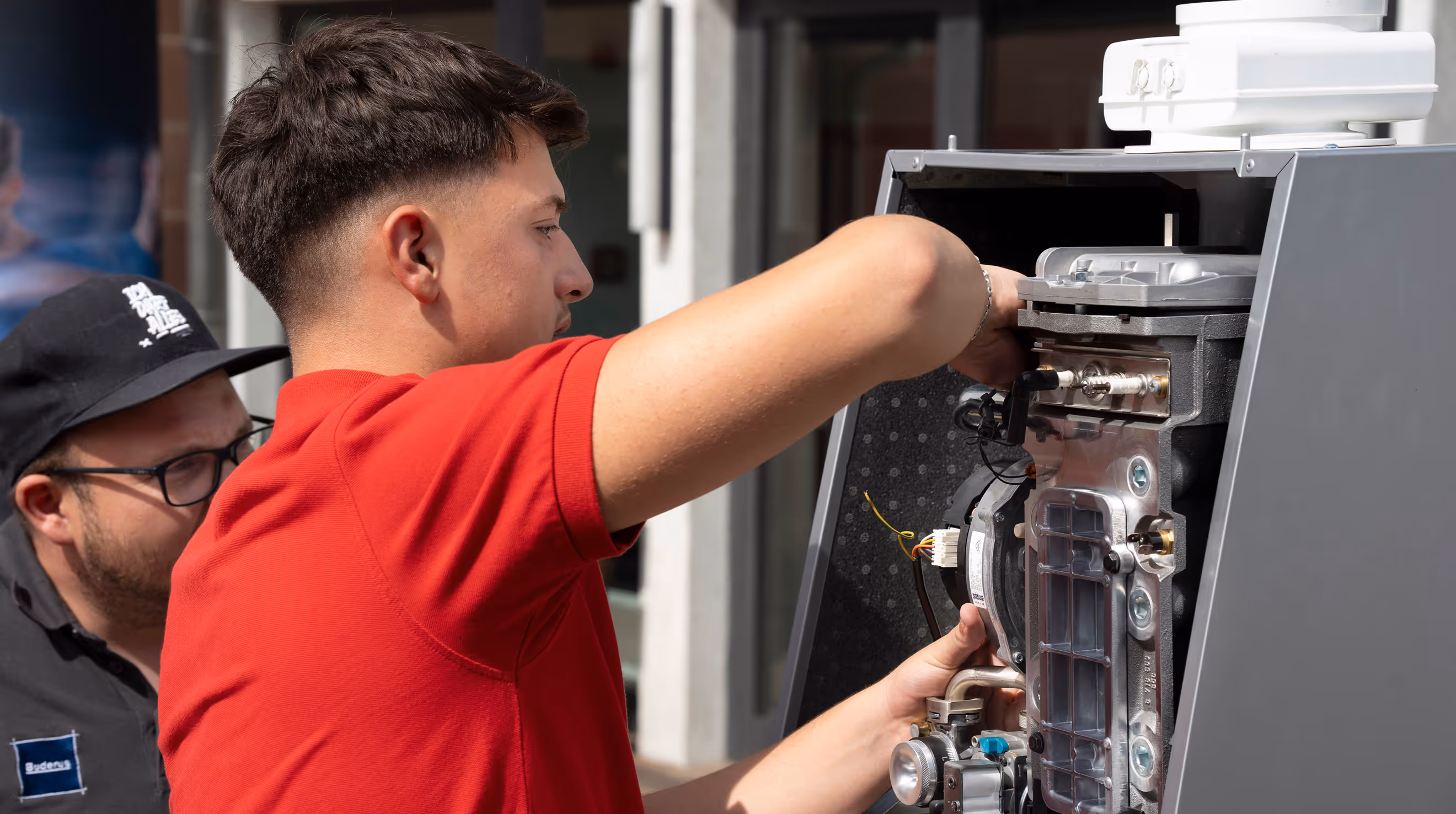 Latzel Azubi schraubt an einem SHK-Gerät