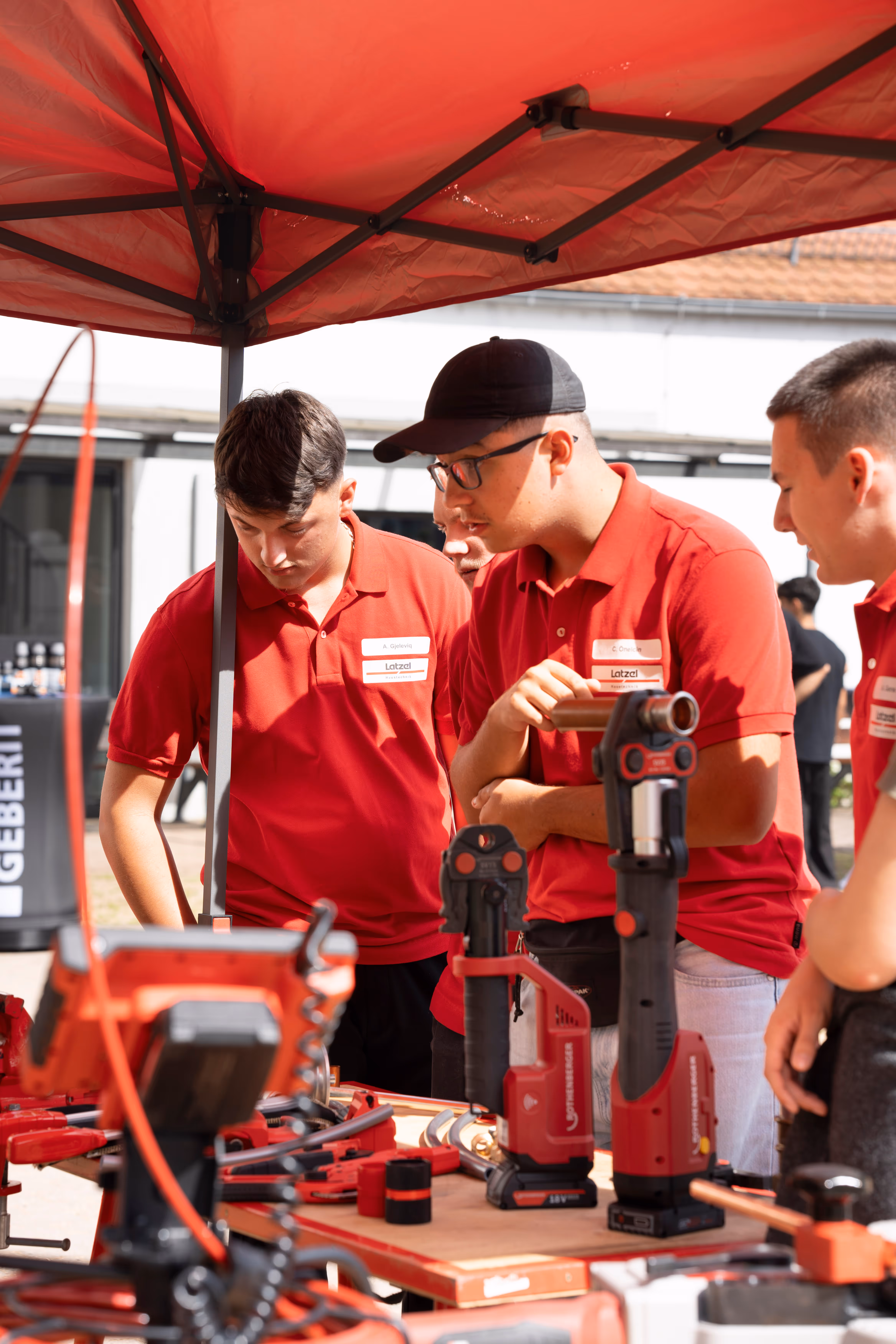 Drei Azubis bekommen etwas erklärt.