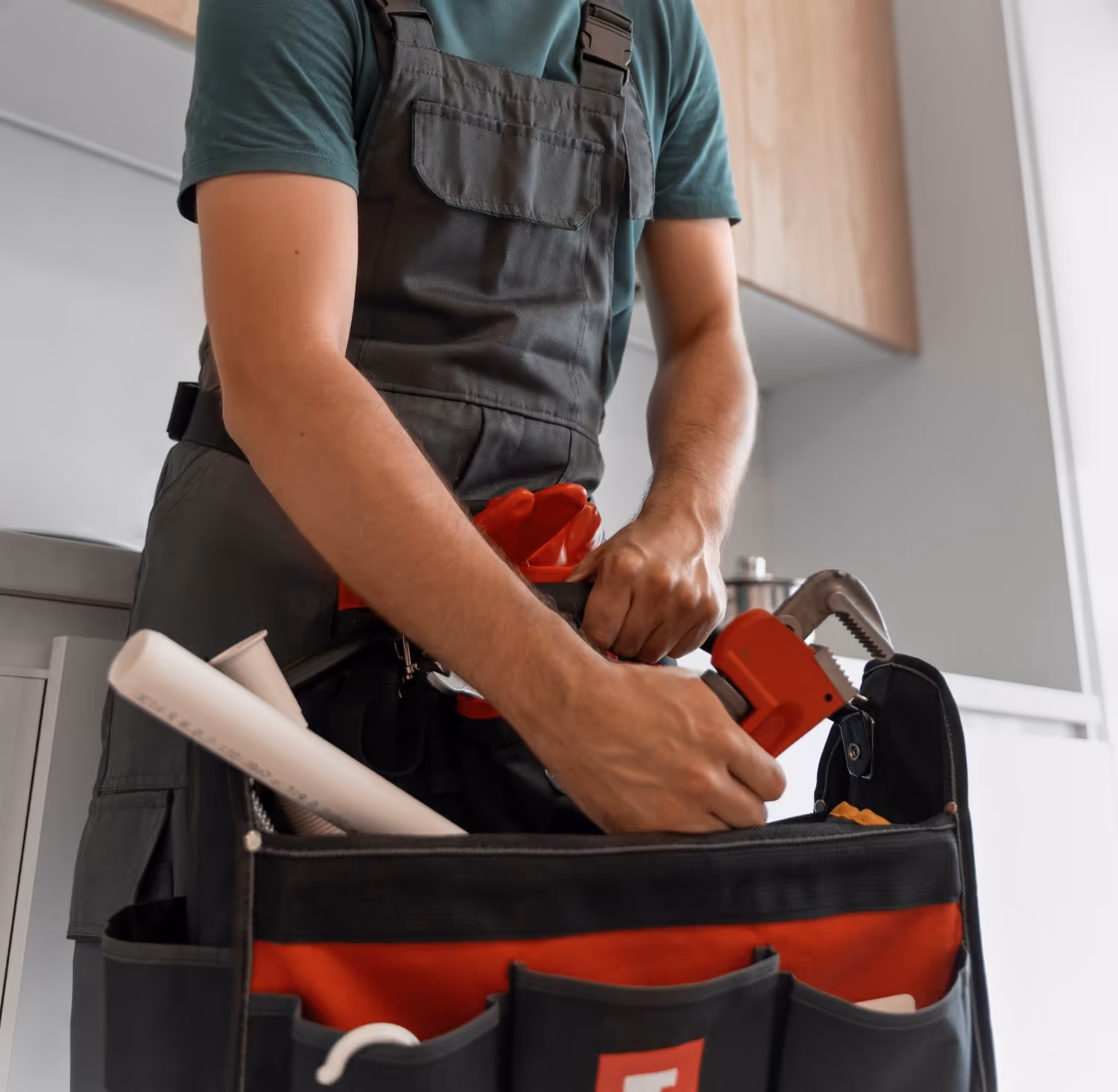 Nahaufnahme Handwerker mit Werkzeugkoffer.