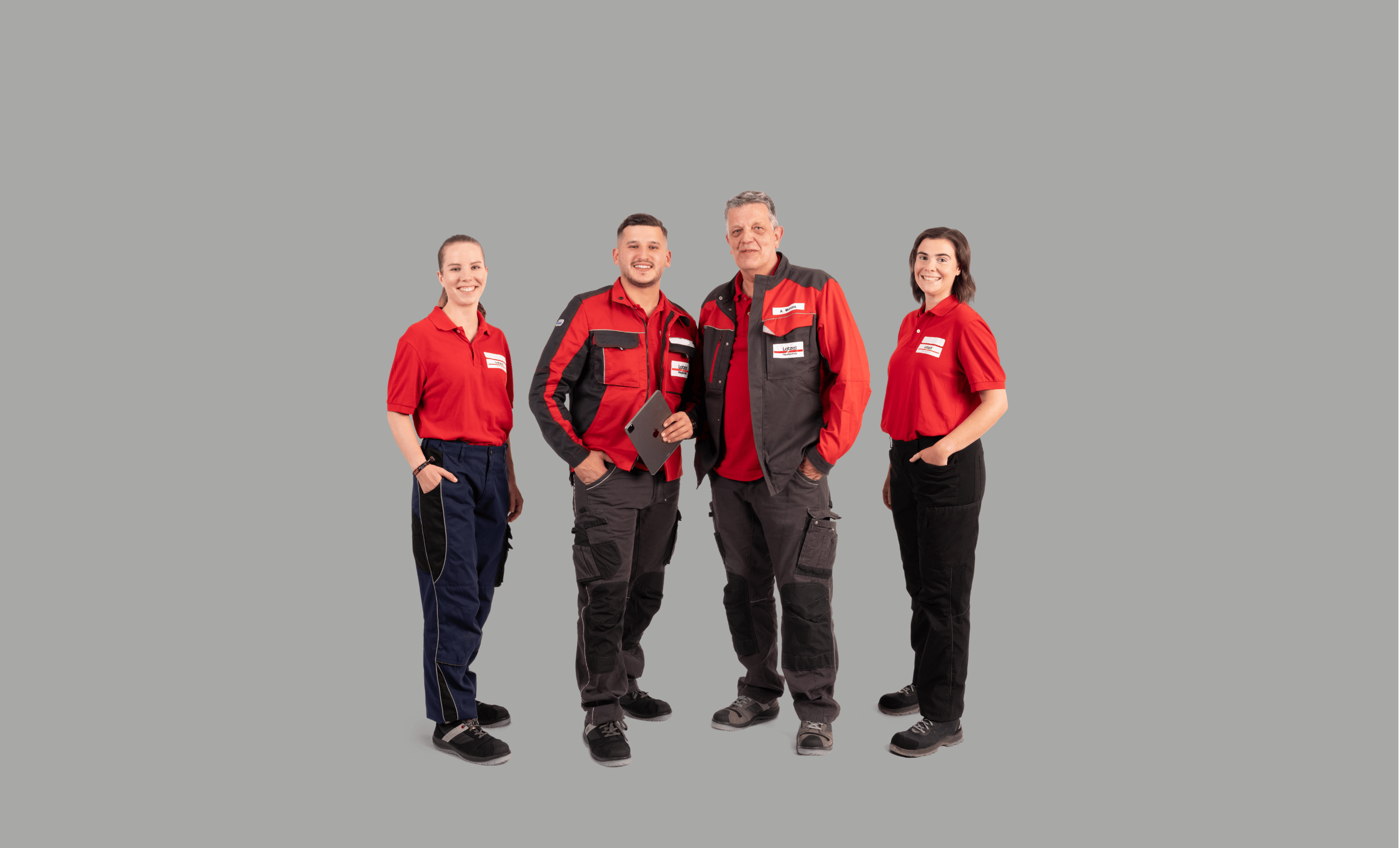 4 Latzel Handwerker*innen in Arbeitskleidung auf hellgrauem Hintergrund.