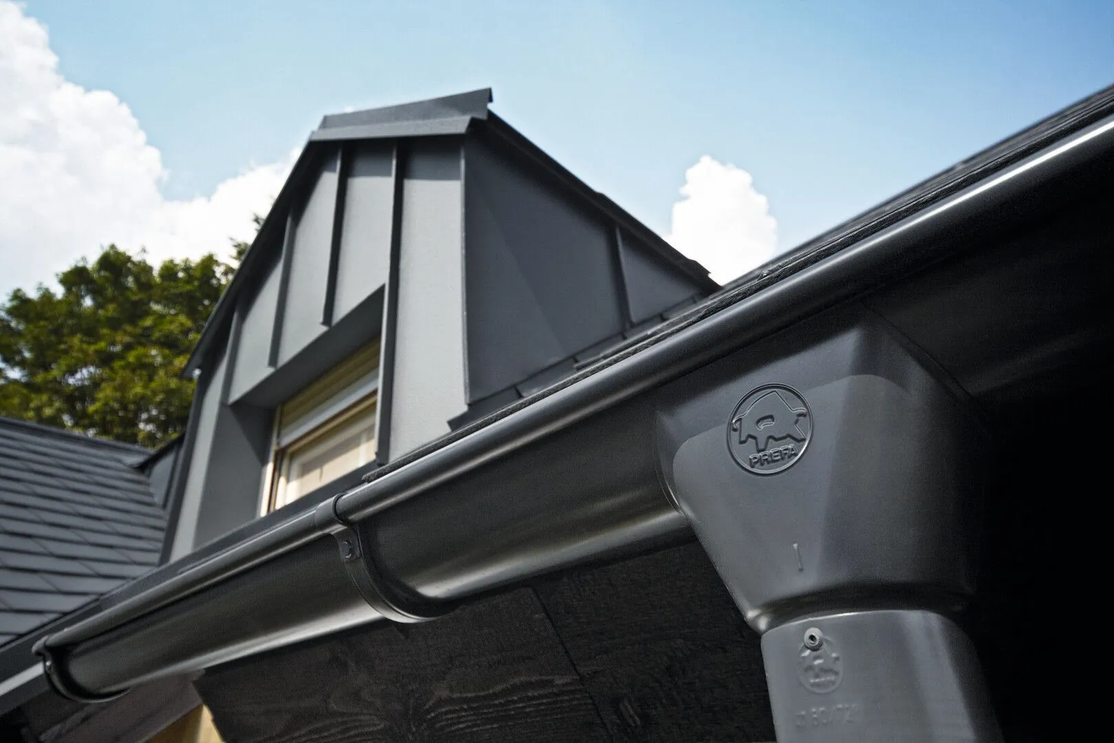 Nahaufnahme von unten aufgenommen, Dachverkleidung Gaube aus Metall.