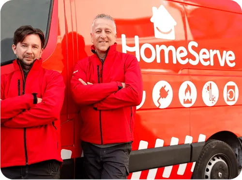 Zwei HomeServe Mitarbeiter angelehnt an Firmenwagen