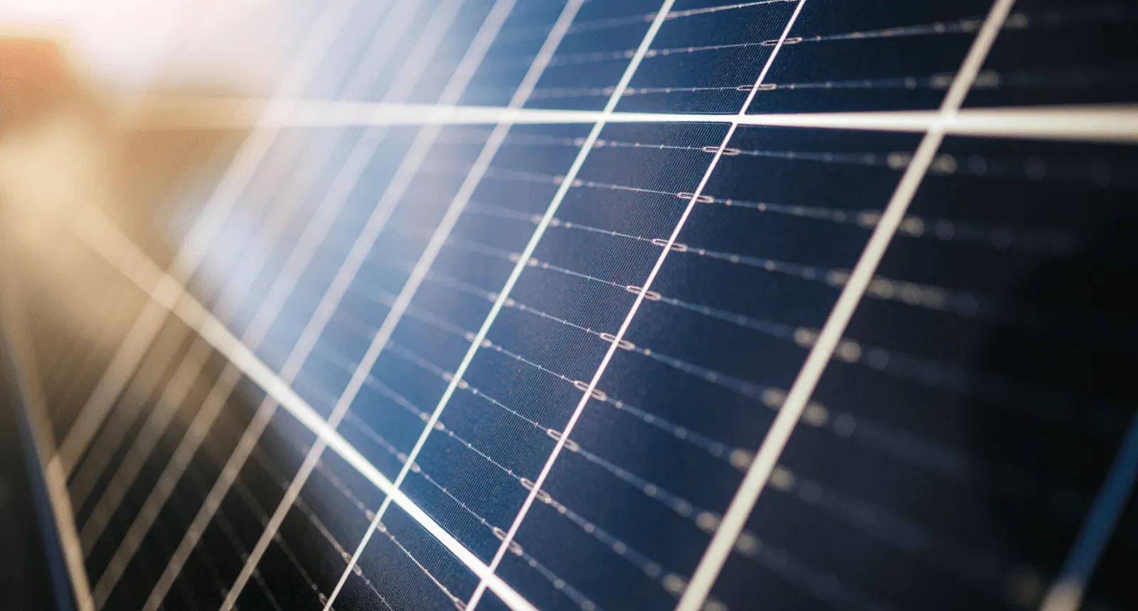 Nahaufnahme eines Solarmoduls im Sonnenlicht.