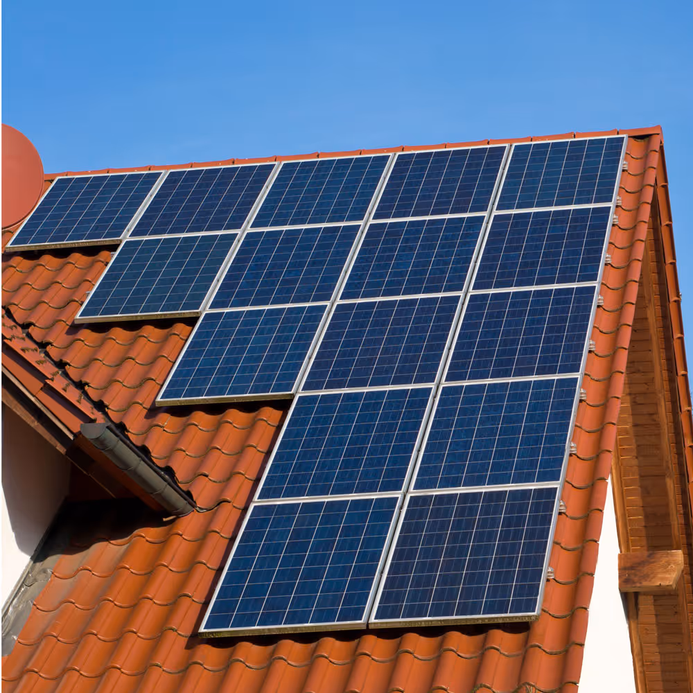 Rotes Satteldach mit Photovoltaik Anlage