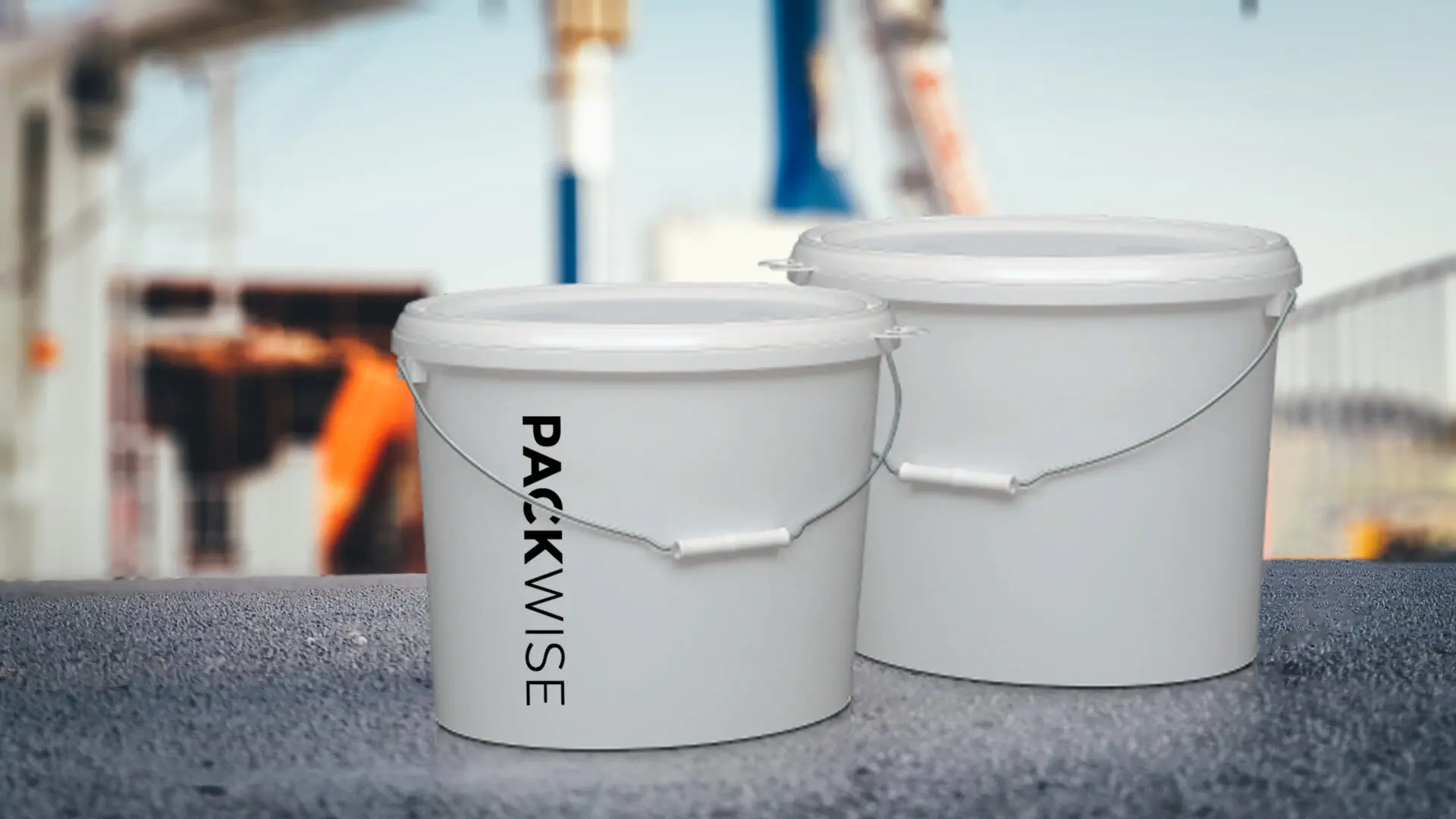 To hvide plastikspande med låg og metalhåndtag på asfalt, den ene med teksten PACKWISE på siden.