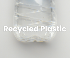 Bunden af en klar plastflaske med teksten 'Recycled Plastic' i hvid skrift.