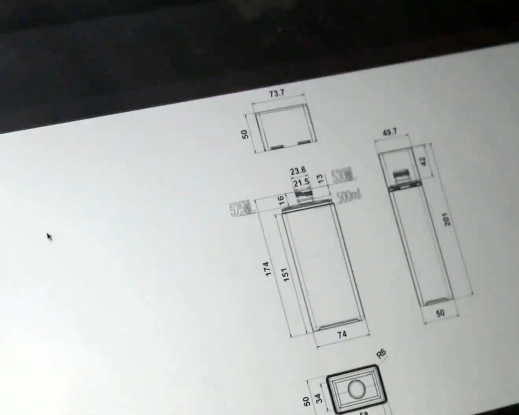 Teknisk tegning med mål på en rektangulær beholder med låg, vist fra forskellige vinkler.