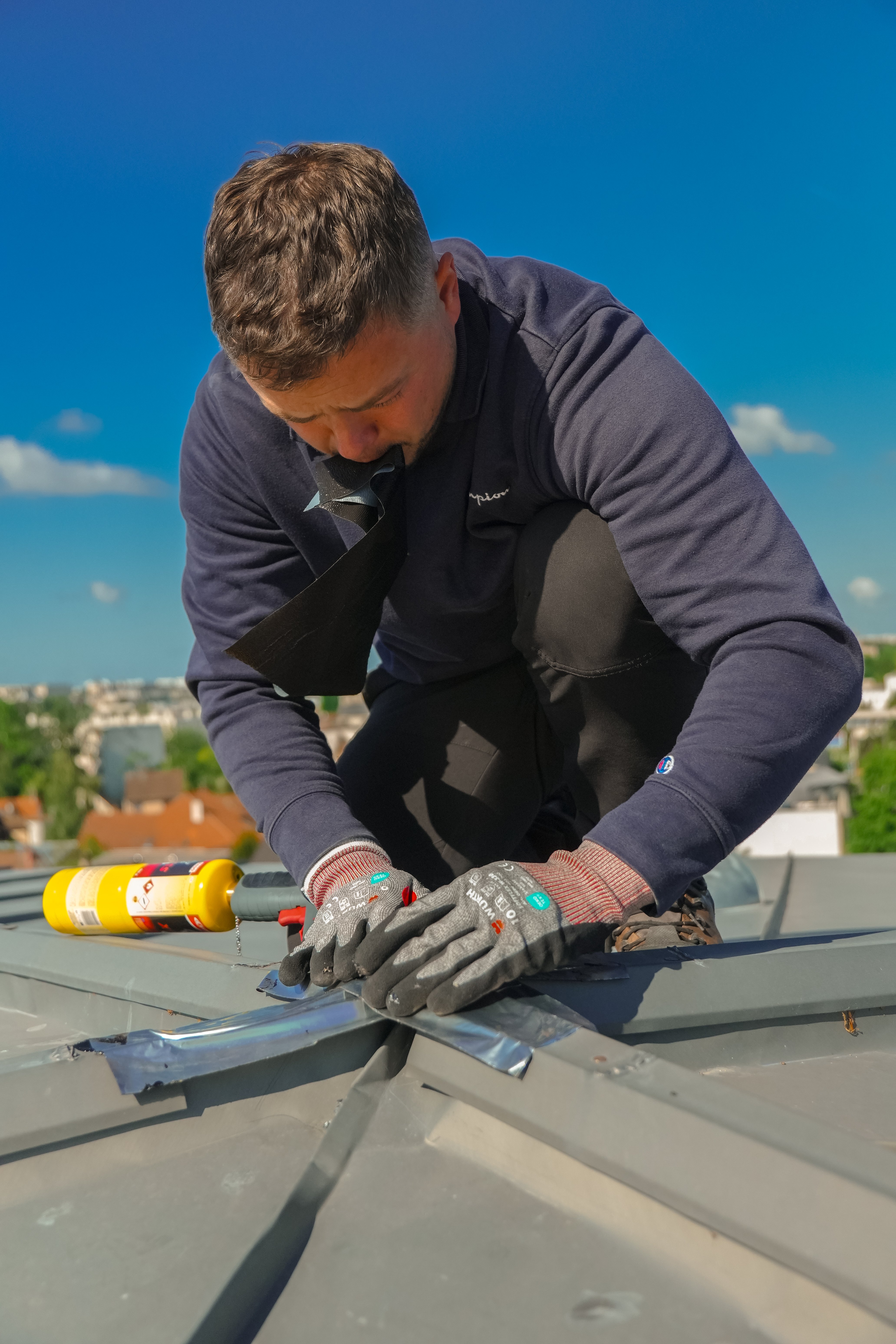 Cordiste intervenant sur une toiture