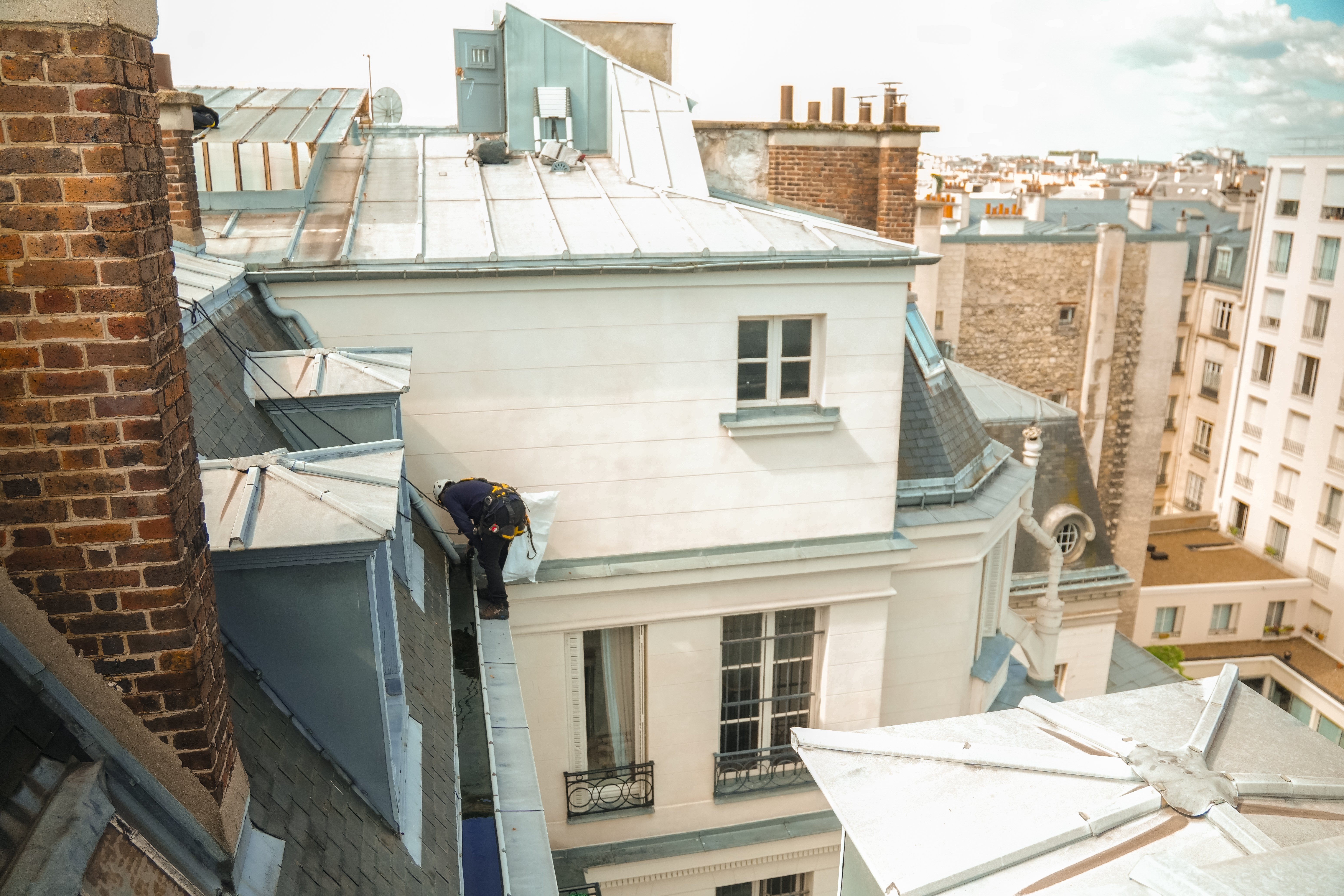 Cordiste intervenant sur une toiture