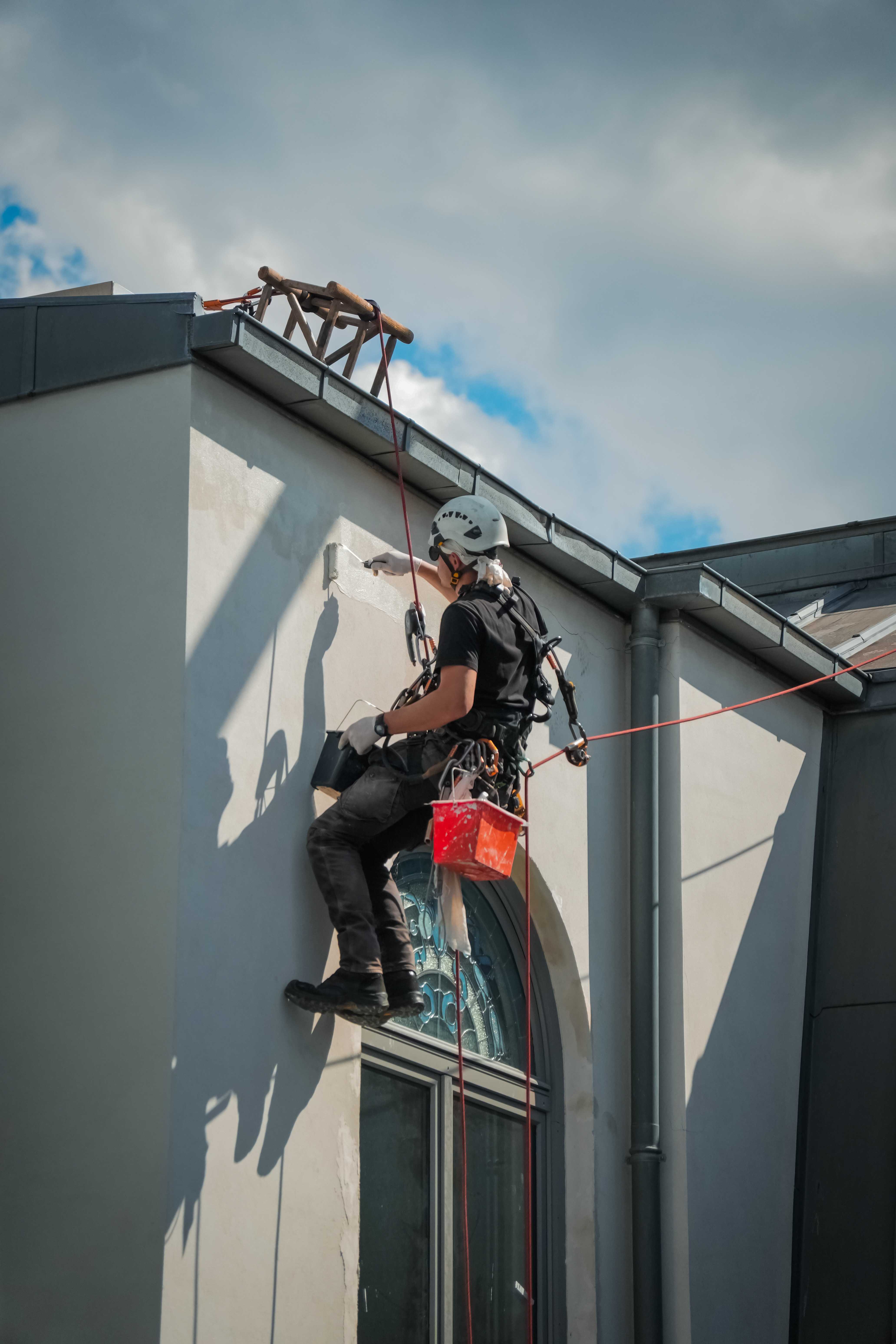 Cordiste intervenant sur un bâtiment