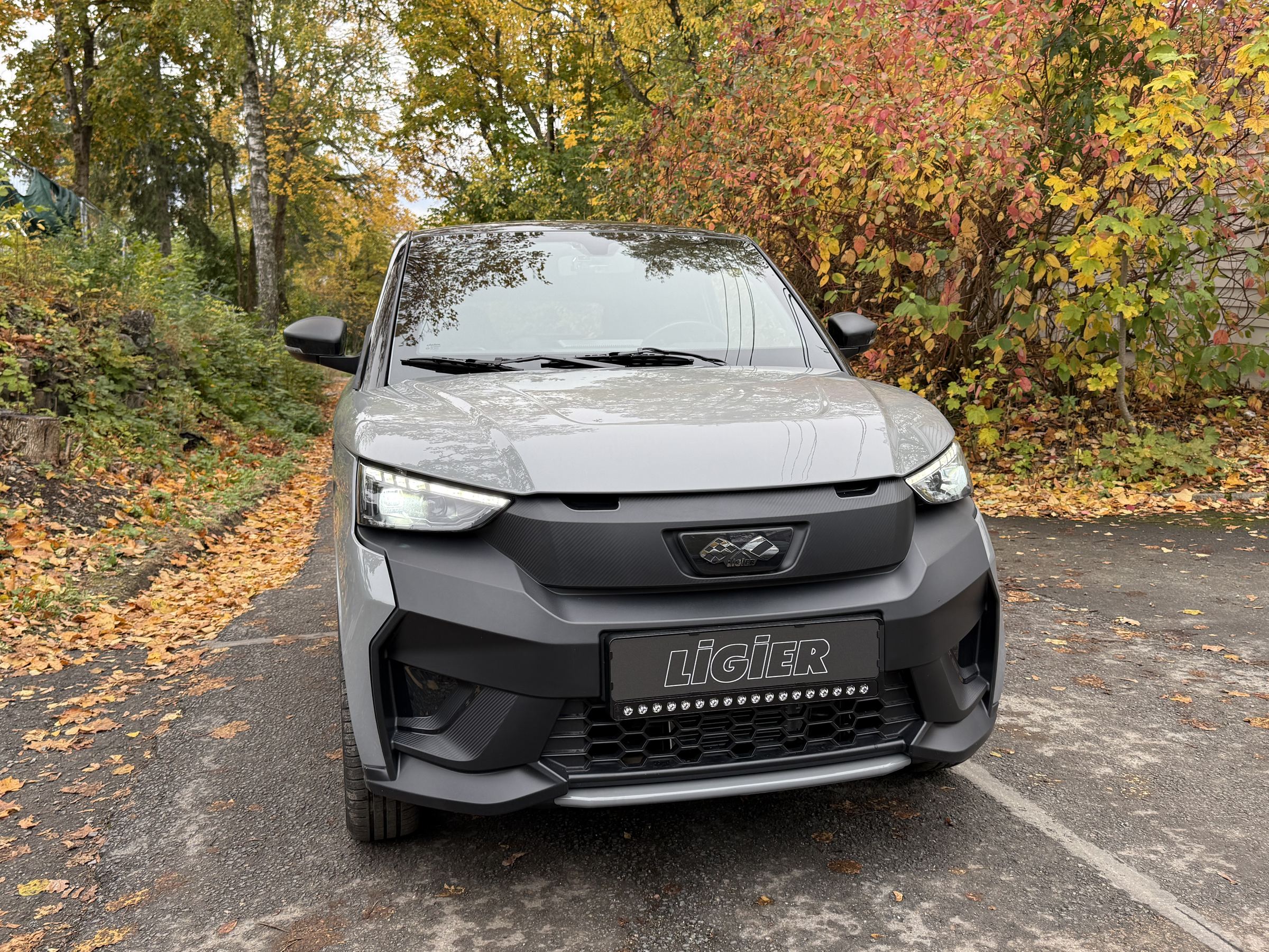 Ligier JS50 EV sett rett forfra, med høstfarger i bakgrunnen
