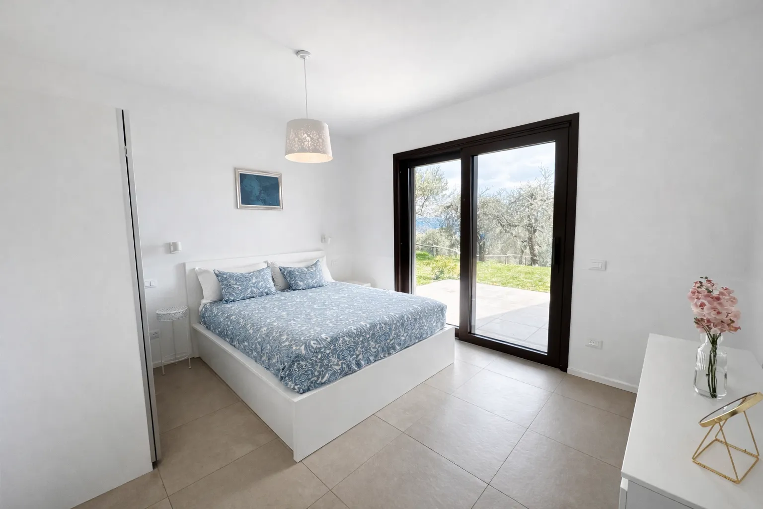 Schlafzimmer mit Blick auf Olivenbäume am Gardasee