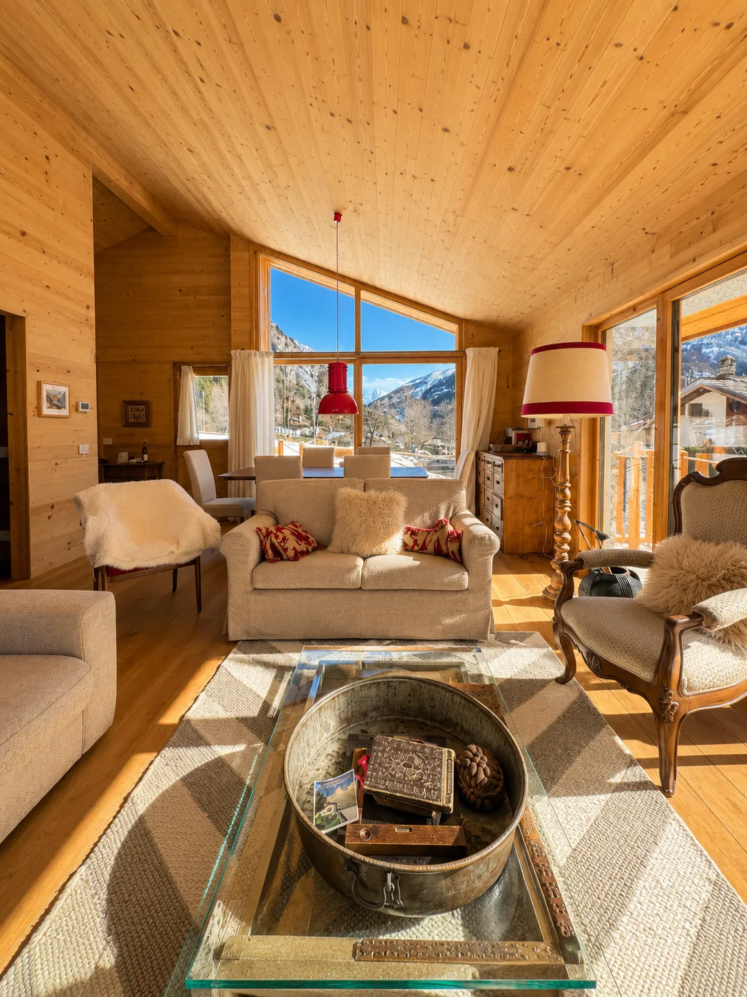 Sonniges Chalet-Wohnzimmer mit Bergblick