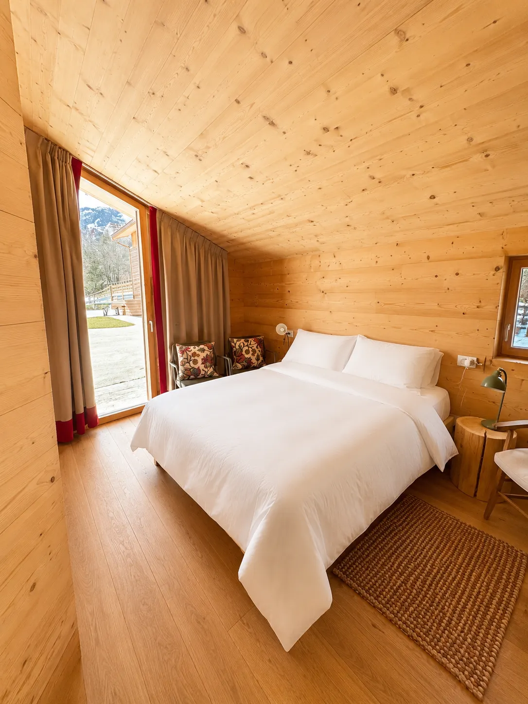 Schlafzimmer in Holzoptik mit Terrassentür