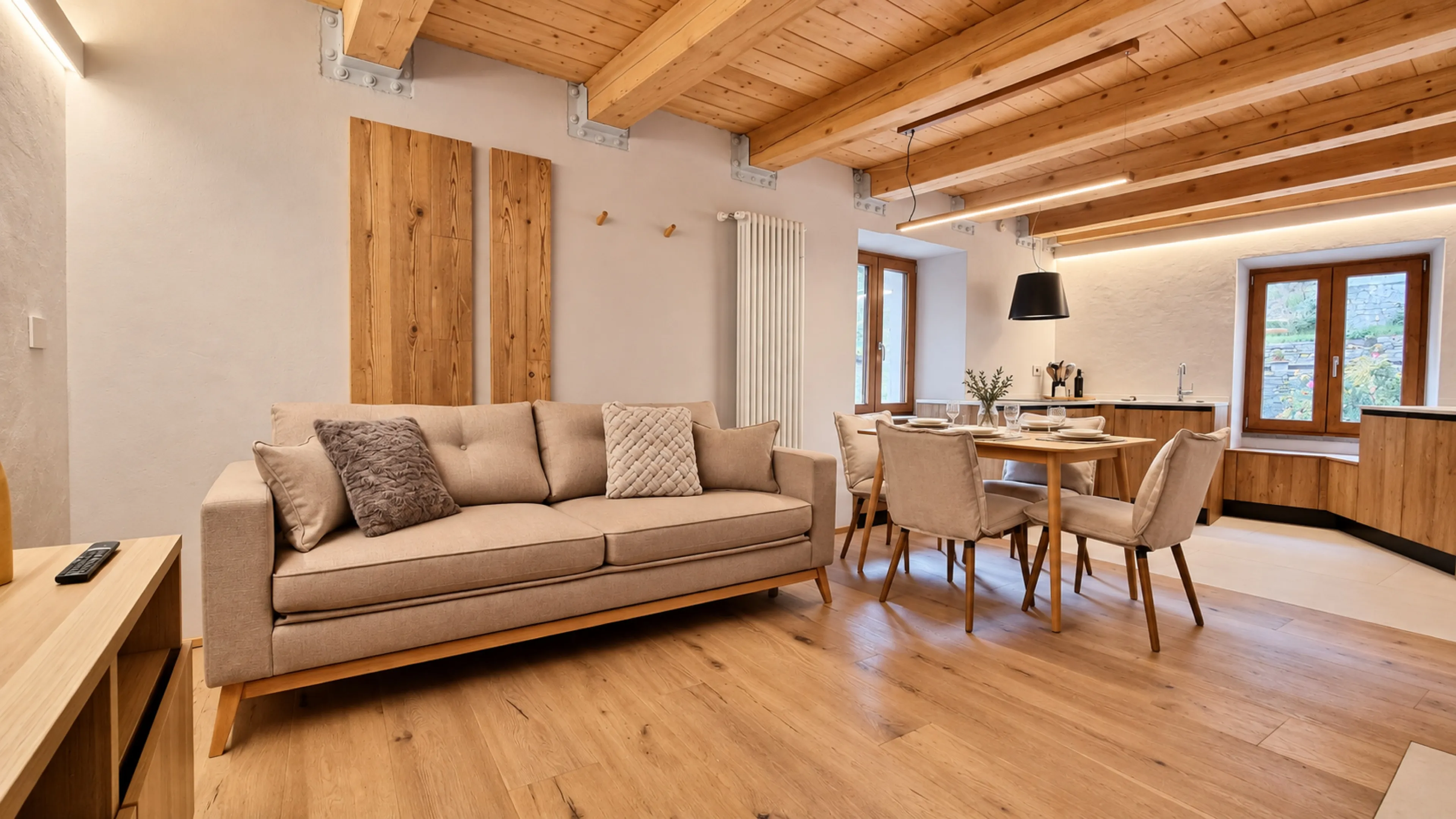 Helles Wohnzimmer mit Essbereich in einer von Imoreo betreuten Ferienwohnung in Courmayeur