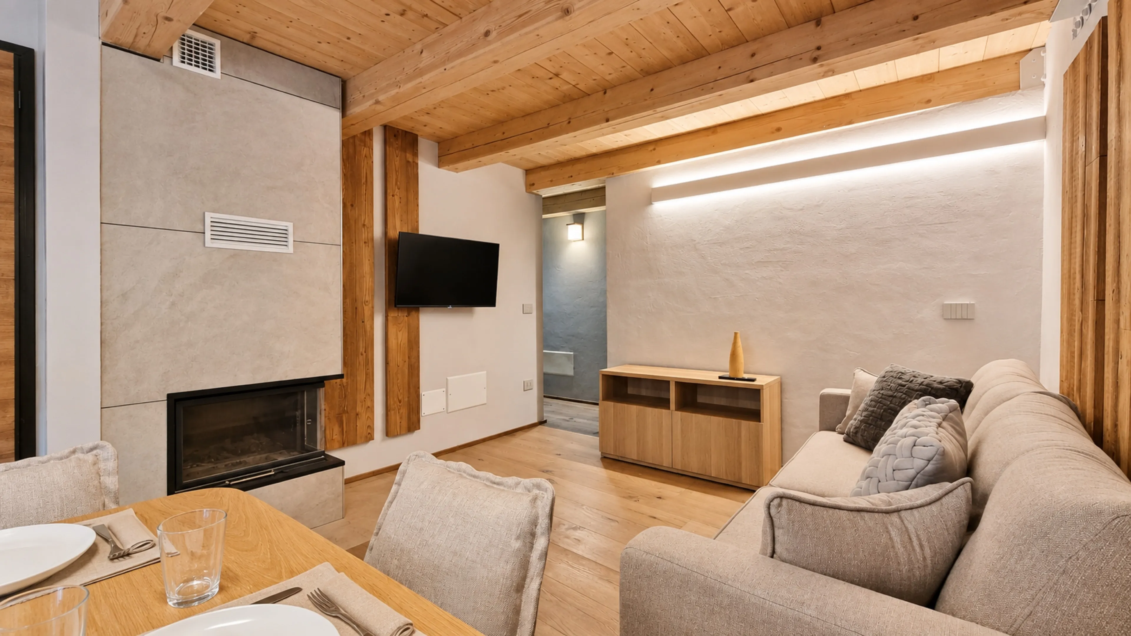 Wohnbereich mit Kamin in einer von Imoreo betreuten Ferienwohnung in Courmayeur