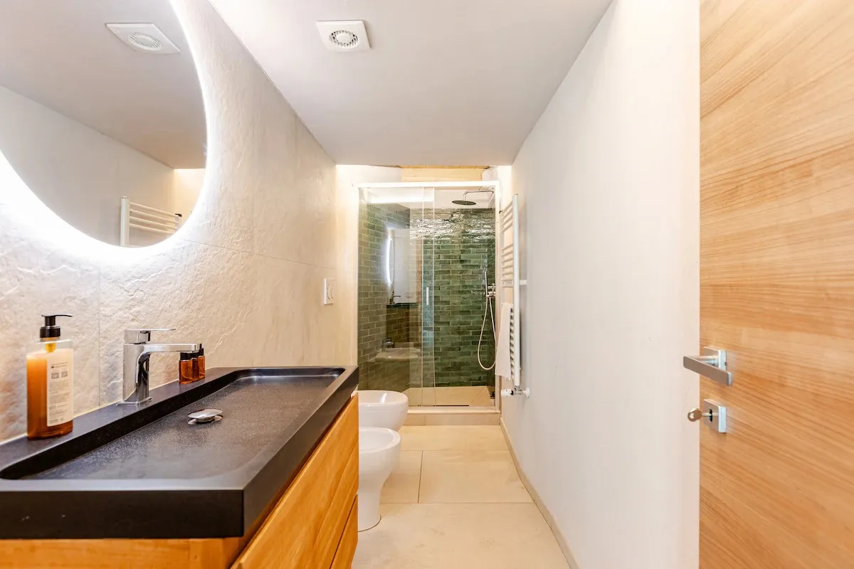 Modernes Bad in einer von Imoreo betreuten Ferienwohnung in Courmayeur