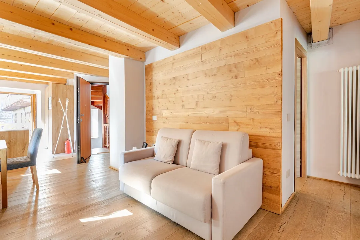 Wohnzimmer mit Holzverkleidung in einer von Imoreo betreuten Ferienwohnung in Courmayeur