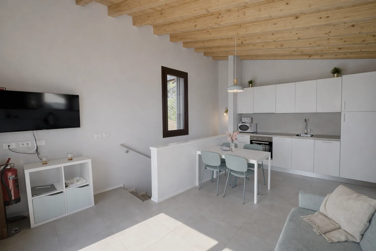 Offene Küche mit Essbereich in einer Ferienwohnung am Gardasee