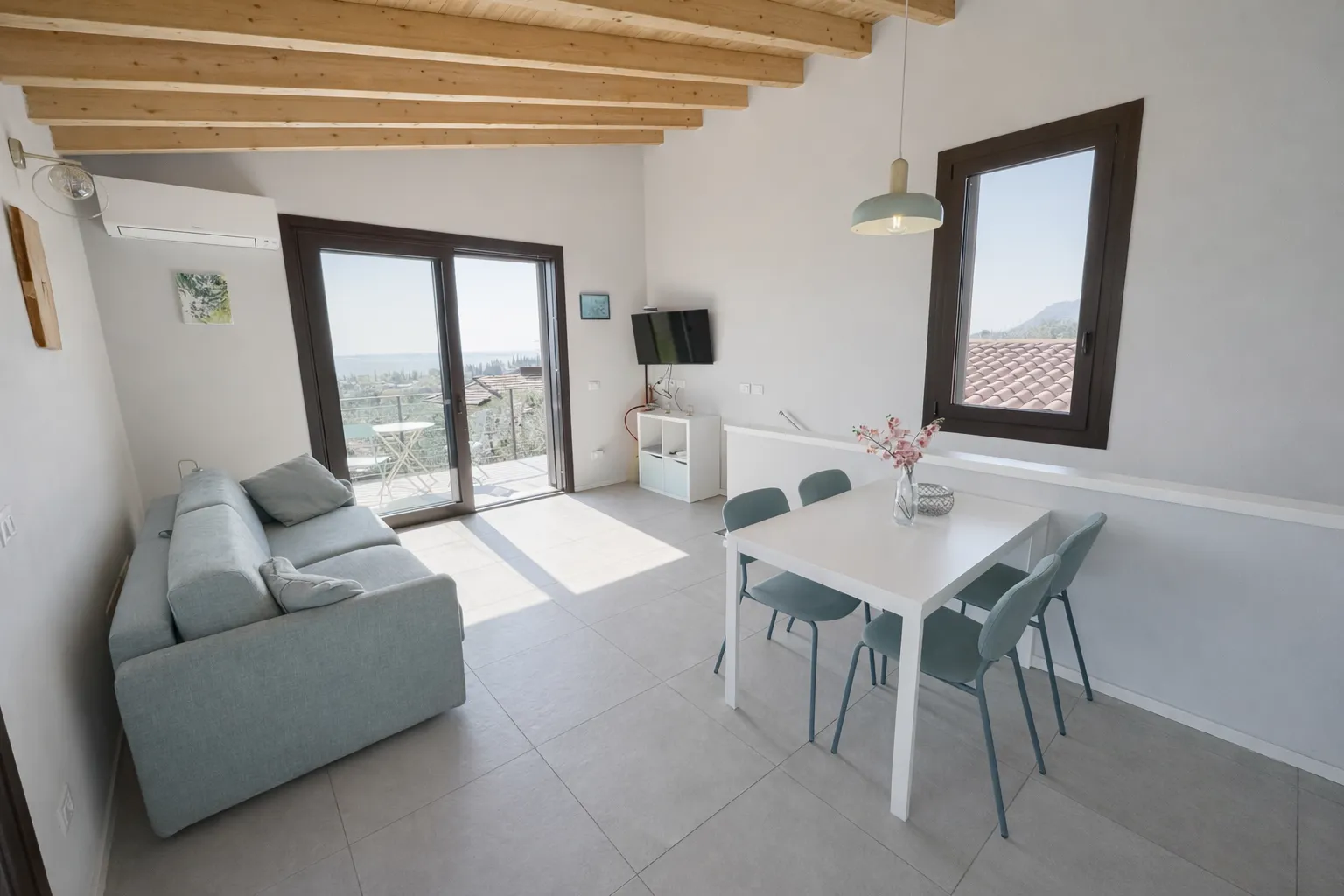 Helles Wohnzimmer mit Balkon und Seeblick am Gardasee