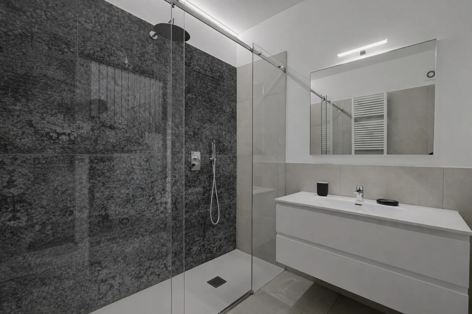 Modernes Bad mit Regendusche am Gardasee
