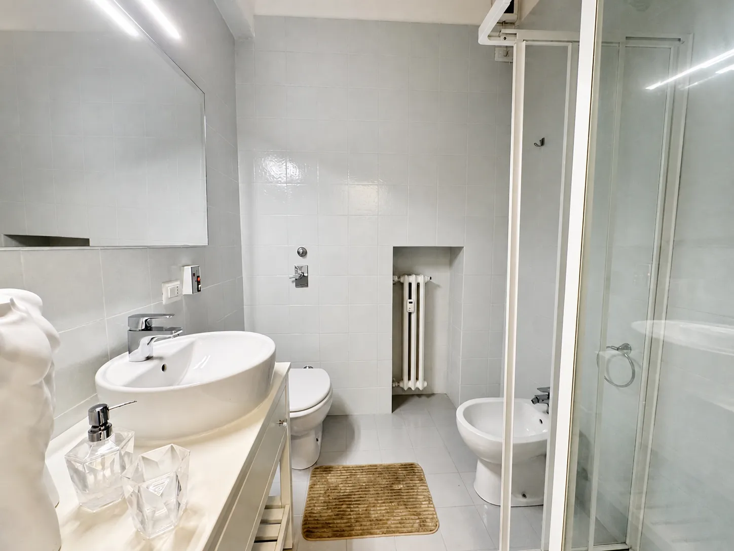 Helles Bad mit Dusche in einer Ferienwohnung in Santa Margherita Ligure