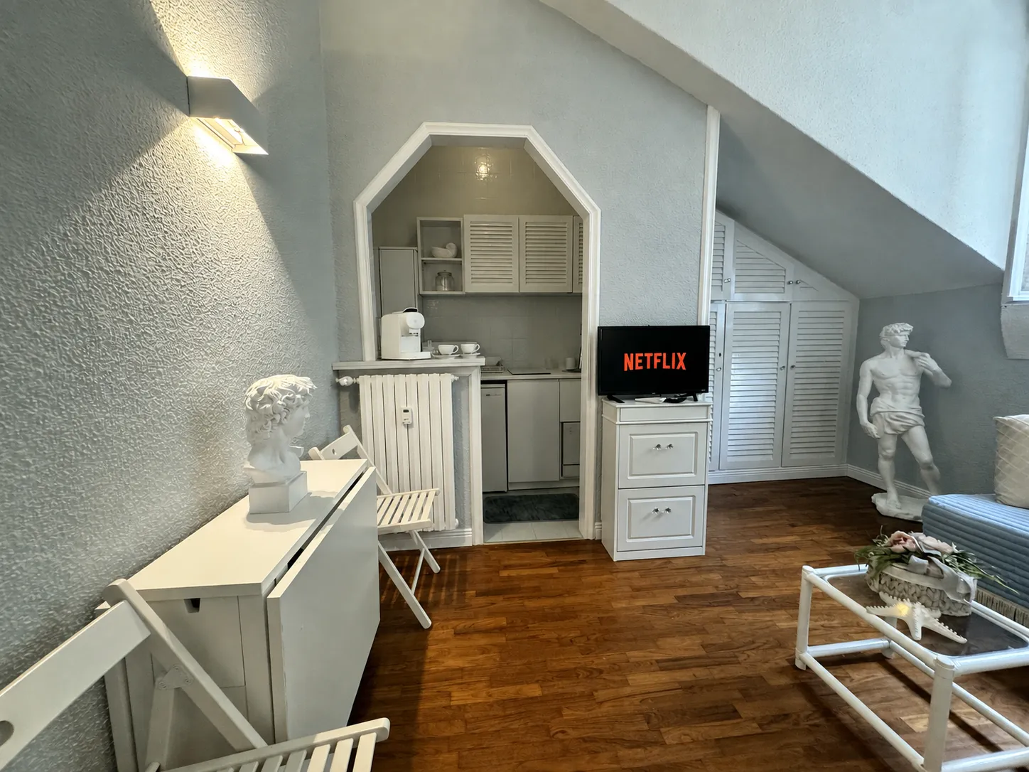 Küchenzeile und Schreibtisch in einer Ferienwohnung an der ligurischen Küste