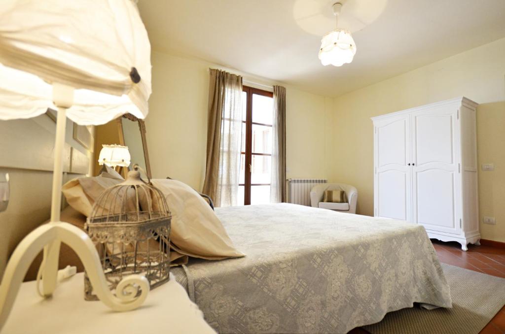 Helles Schlafzimmer mit Doppelbett in einer Ferienwohnung in der Toskana