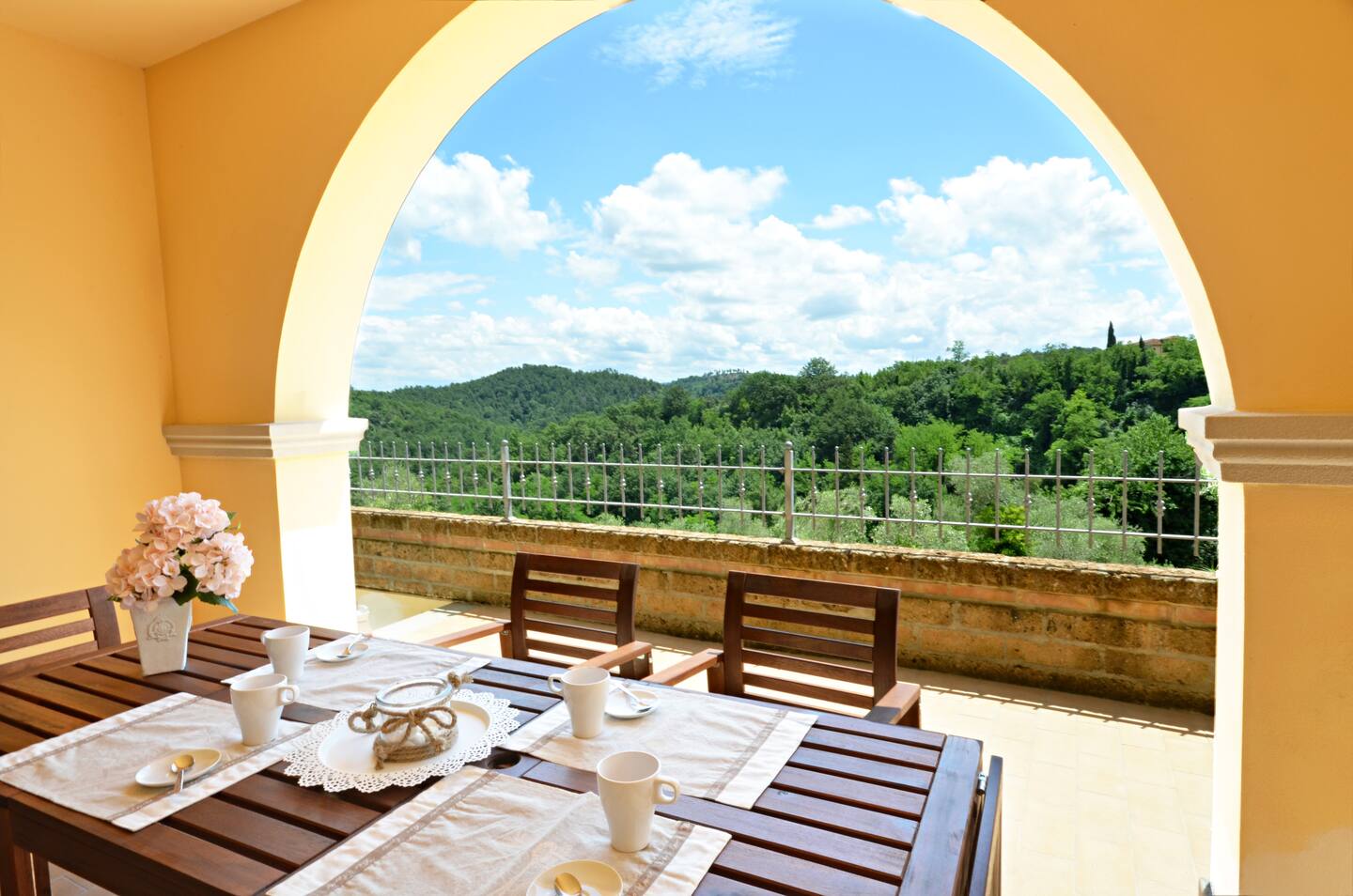 Terrasse einer Ferienwohnung in der Toskana, betreut von Imoreo