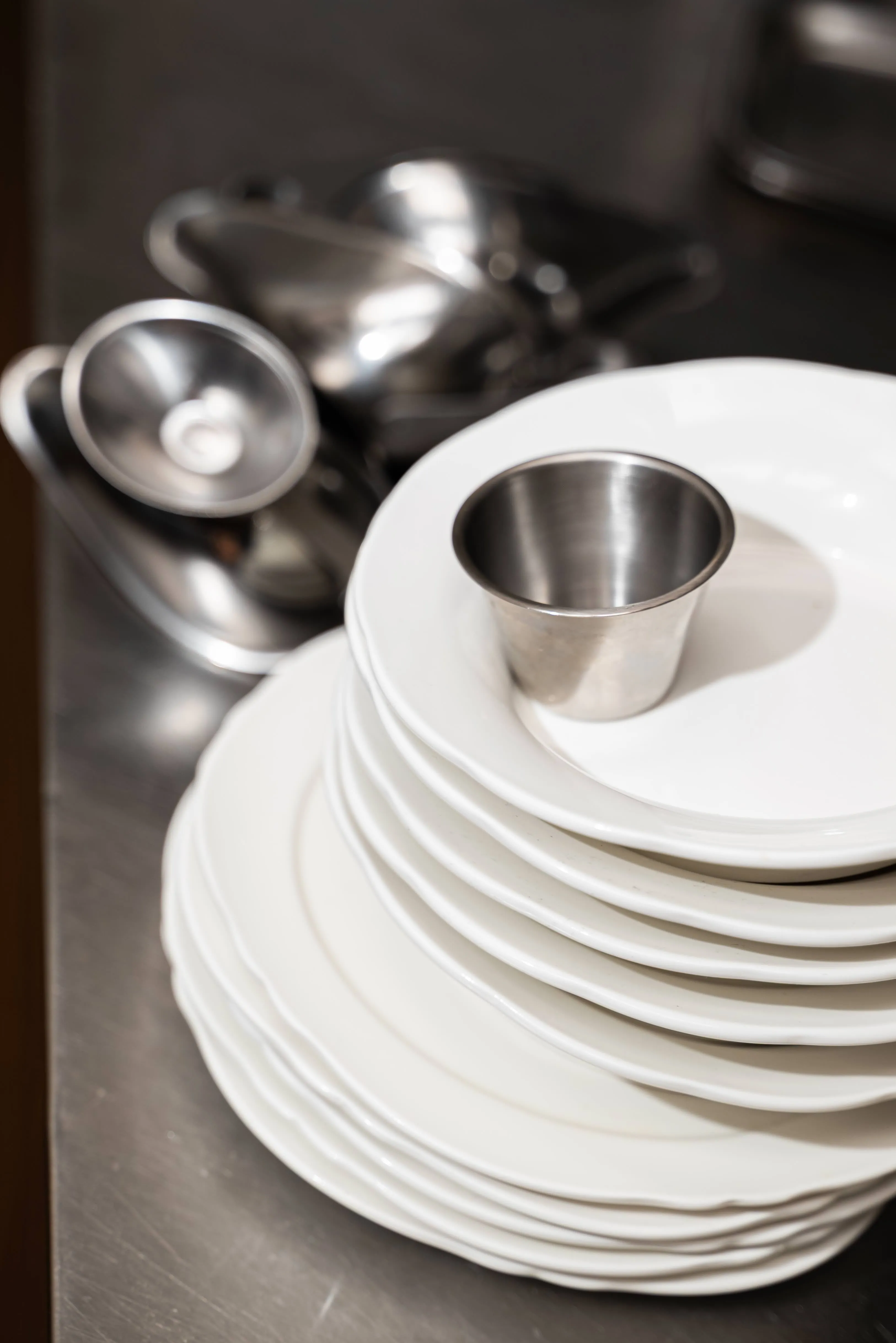 Eetkamer restaurant Bastien Gent, authentiek servies Ann Demeulemeester - PIET Moodshop