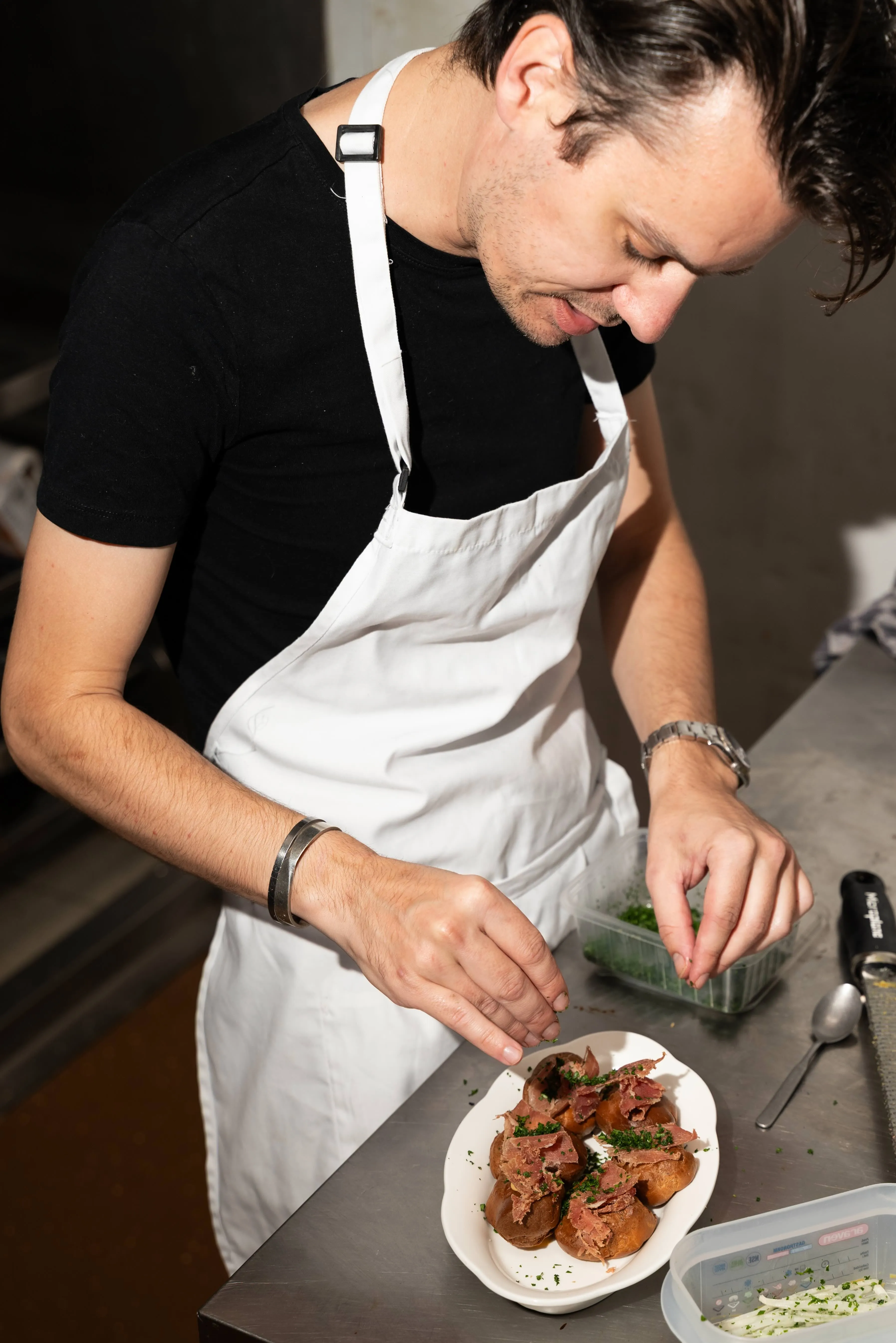 Tafeldecoratie restaurant Bastien Gent, uniek servies - PIET Moodshop