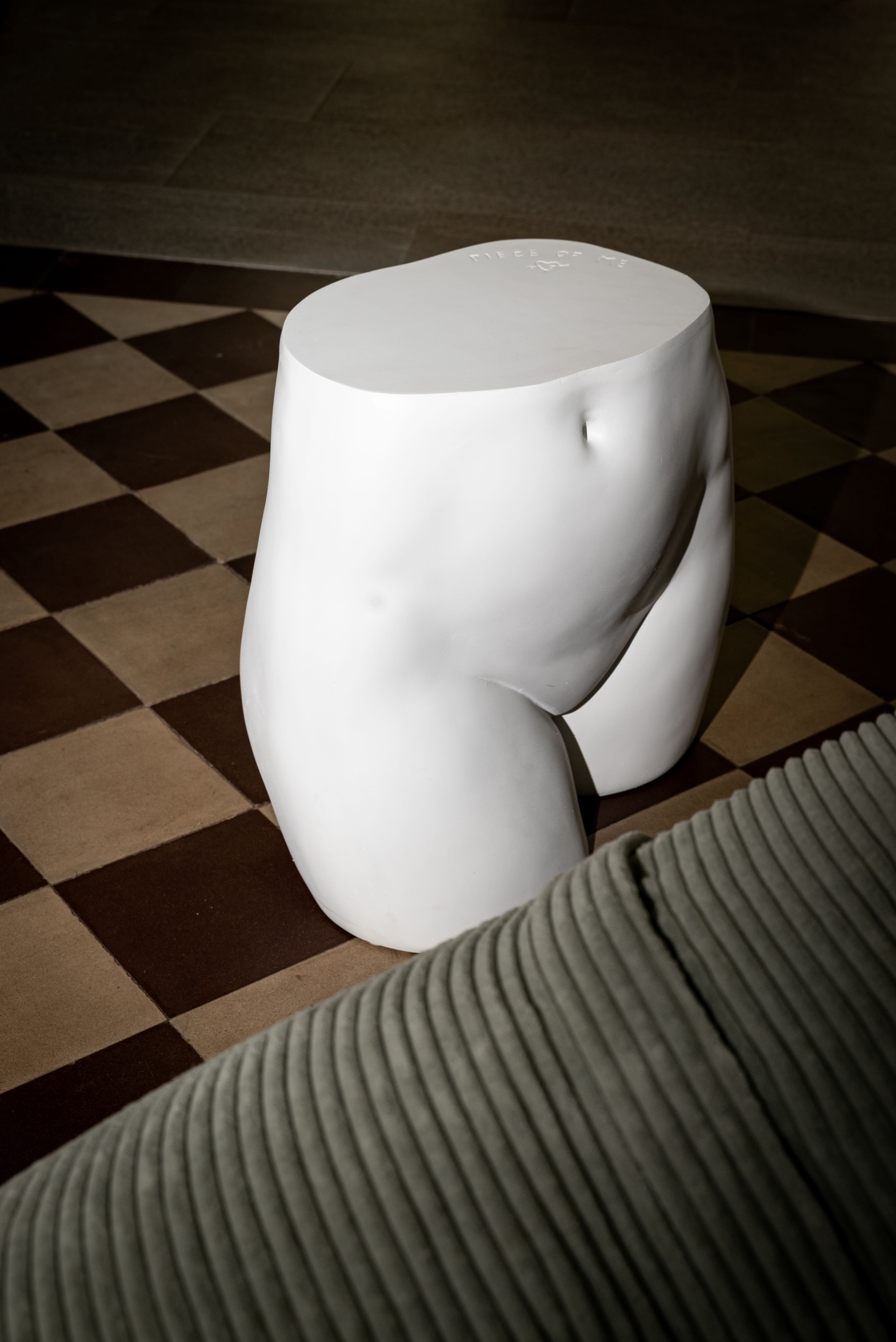 Badkamer koetshuis Destelbergen, wit en hout - PIET Moodshop
