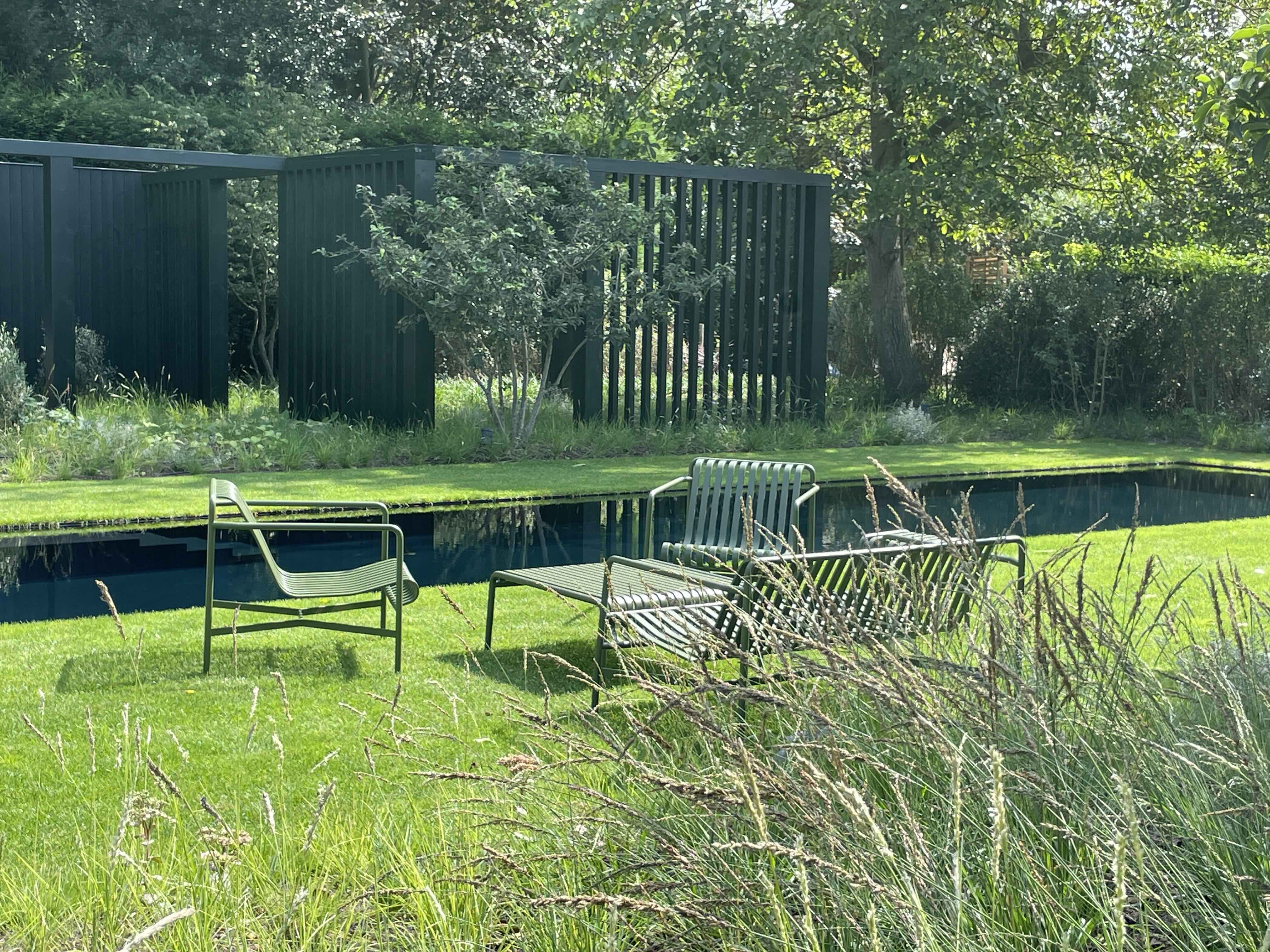 Tuinmeubels bij vijver Sint-Denijs-Westrem, design en natuur - PIET Moodshop